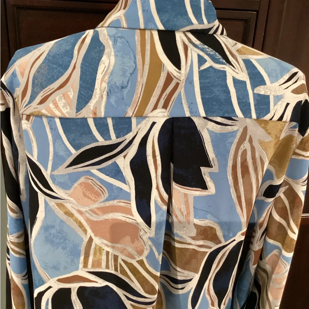NIC+ZOE Button Front Blouse with bold tropical blue & tan botanical print. EUC - Picture 4 of 9